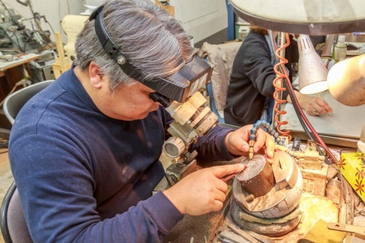 タガネを使った手彫りで原型が制作されていく