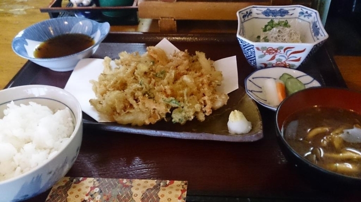 かき揚げ定食　８００円（税込）