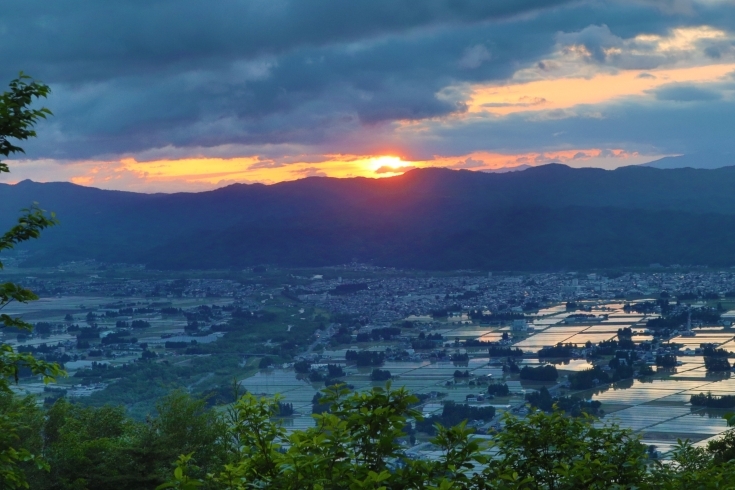 朝陽に輝く散居集落は最高です(^O^)／「【散居集落を望む 熊野山 絶景！夜明けトレック】に参加してきました❕」