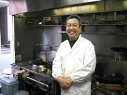 厨房に立つ田上さんを撮影。