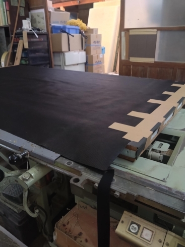 畳床（畳の芯）の上に竹炭シートを張ります。「和紙表プラス竹炭シートで表替え」