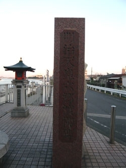 「明治天皇六郷渡御碑」の後ろ、はずかしげにたたずむ灯篭