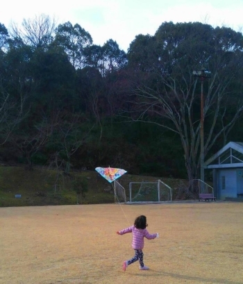 千光寺のグラウンドで凧揚げ<br>弱い風でもカイトはよくあがります。