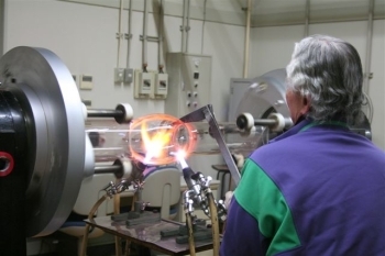 旋盤型の機械を使って大型のガラス製実験器具を製作しています。