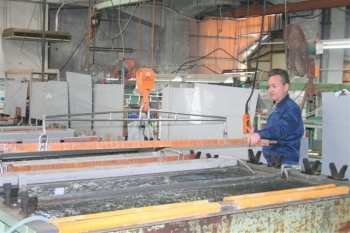 この大きな電解槽の中にアルマイト加工をするアルミニウム板を入れ表面処理を施します。