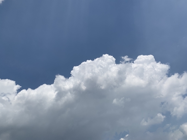ずっと前に撮った夏みたいな空と雲の写真です「レッスンについて」
