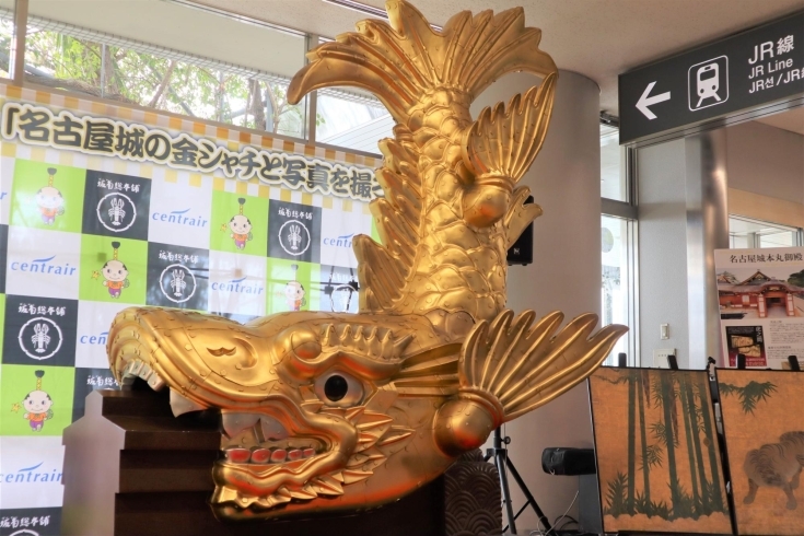 「名古屋城の金シャチレプリカが宮崎空港に展示！」