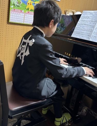 『滅』の字もかっこいい！意外にピアノによく似合う？「京都市南区のピアノ教室に義勇登場！モーツァルトのソナタをクールに演奏♪【南区＆下京区のピアノ・リトミック・英語リトミック・ベビーリトミック】」