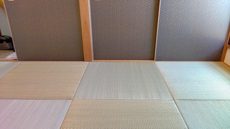 琉球畳市松模様敷き、日本の伝統ある模様の襖もお洒落「琉球畳　大分県国東で栽培、収穫後半動力による手織りされた「青表」を半畳の畳床に巻きつける様に縫い付けた日本国産琉球畳の施工いたします！当店は日本国産畳材料を使用した畳の施工にずっとこだわります。」