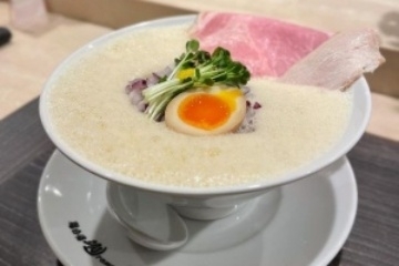 群馬県初の泡ラーメンが食べれる行列店。落ち着いた内装に高級感ある雰囲気で食べるラーメンは濃厚なのにしつこくなく絶品！ランチ営業のみのこだわりの一杯をぜひ！