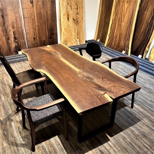 「[ウォールナットの貴重な天板のテーブル]のご紹介。一枚板テーブル、無垢のテーブル、ダイニングテーブルのご紹介。札幌市清田区の家具の店、Ties interior。」