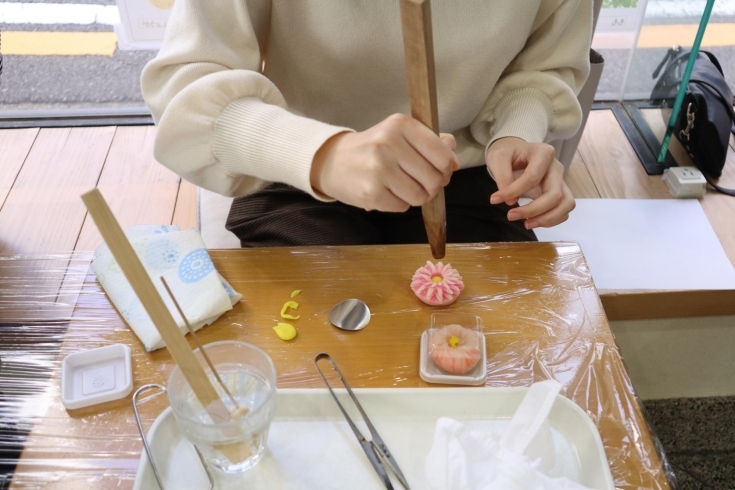 様々な道具を使って作っていきます「和菓子作り体験に挑戦！in紫香庵」