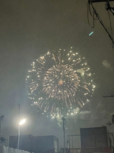 淀川大橋の下からの花火の様子です。「3年ぶりのなにわ淀川花火大会！」