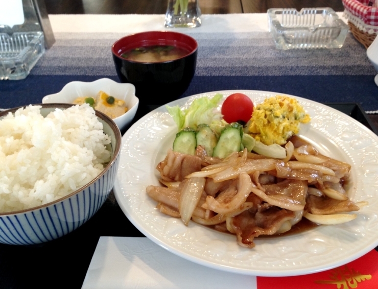 豚生姜焼き定食ランチ　750円<br>※一品小鉢・味噌汁が付いてきます。<br>ご飯のおかわりもできて大満足！！