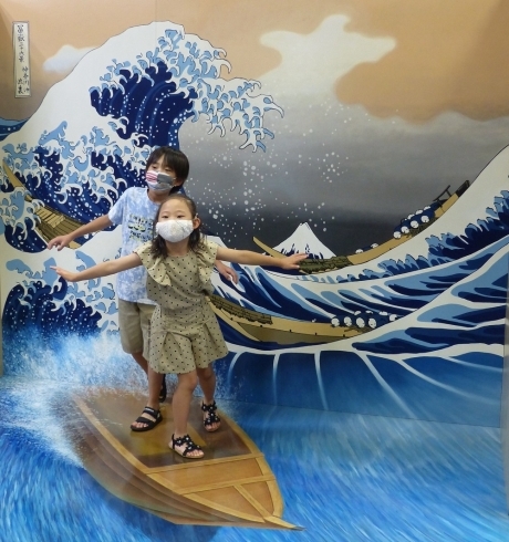 小船でサーフィン「あっ！っと驚くトリックアート展開催中❗」