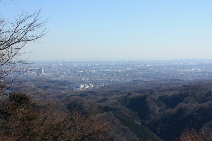 ▲山頂付近の冬の透き通った空からは肉眼でも都心部が望める。<br>