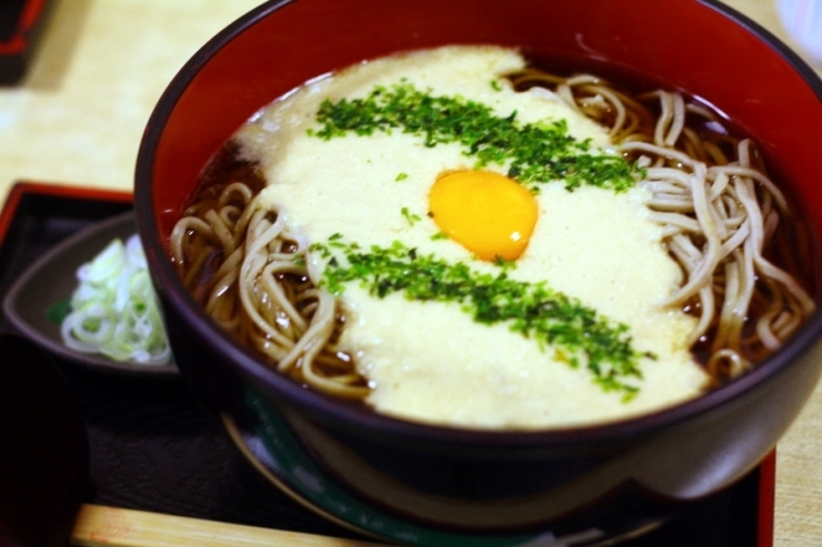 ▲山麓の商店街で食べたとろろそばは高尾山名物