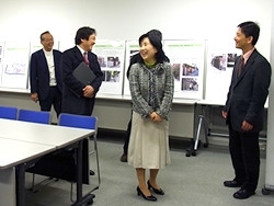 NPO法人粋なまちづくり倶楽部と東京大学都市デザイン研究室によるパネル展示を見学する、中山弘子区長（写真右からお二人目）。