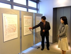 フォーラムの前日の22日にパネル展示を見学された中山弘子区長。