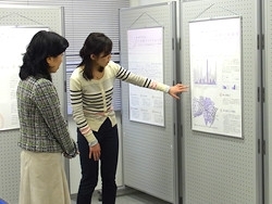 東京大学都市デザイン研究室の調査内容を傾聴される中山弘子区長。