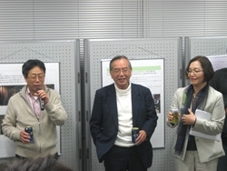 神楽坂通り商店会会長の福井清一郎さん（写真左）による挨拶。