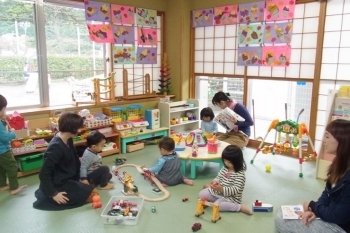 お部屋の中でままごとや電車遊び♪「上滝子育て支援センター」