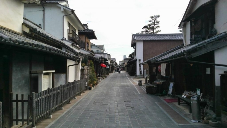 町並み保存地区の小路　歴史的建物が立ち並び蕎麦屋や土産物屋などのお店が点在しています。