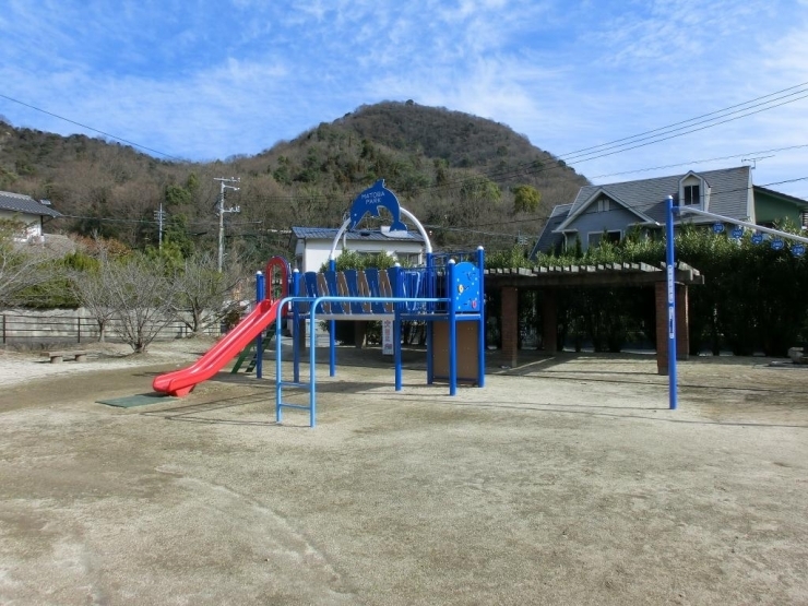 的場公園　隣接する的場公園では遊具があるので小さなお子様と遊ぶこともできます。