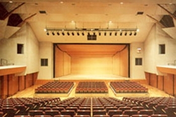 ～　ふれあいホール　～
客席672席（21ｍ × 25ｍ）「富山市婦中ふれあい館」