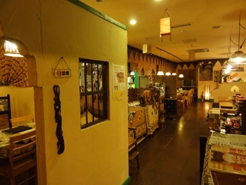 温みある店内はオーナー手作り
スパイスや雑貨も販売！「インド料理 インディラ」