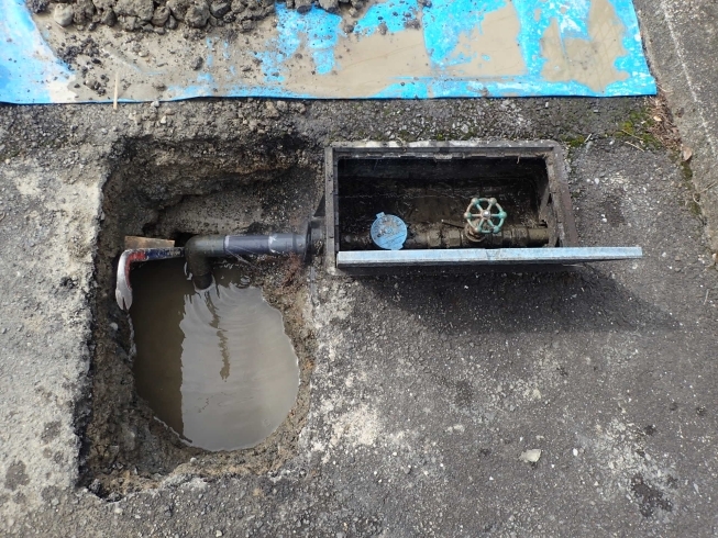 どんどん掘ります！「池田町内で、水道メーター付近の漏水修理を行いました。」