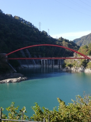 綺麗な赤い橋。「宇奈月トロッコ♪黒薙温泉まで小旅行(*^^*)」