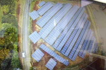 太陽光発電設備です。<br>これだけわーっと並んでいると壮観ですね。