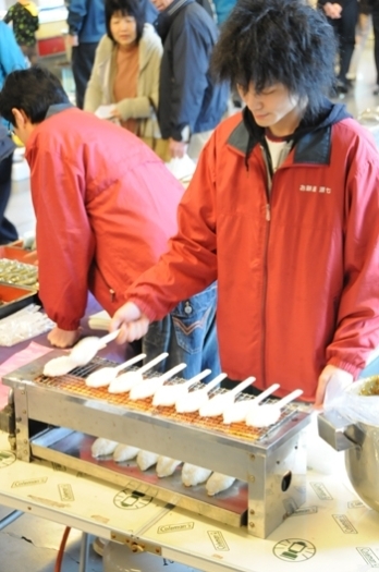 魚津の朝市第１回目からの恒例ごへいもちは１本１００円のまま。「お餅屋 （有）源七」