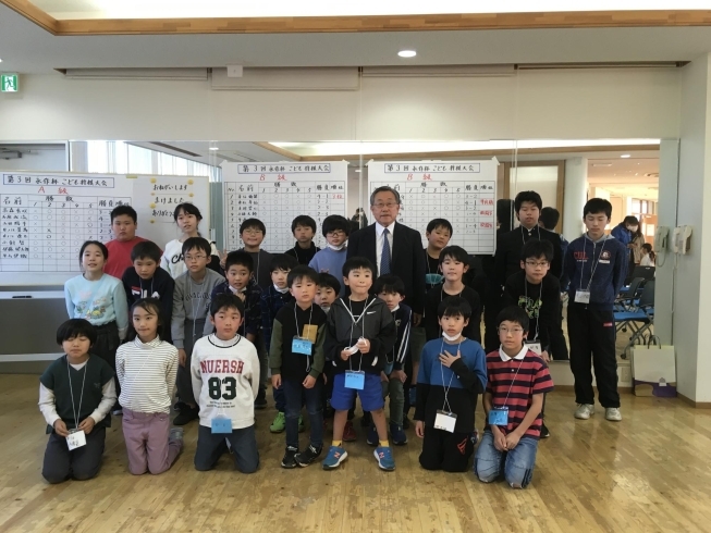 　　子供将棋大会表彰式後の記念撮影「楽しい子供将棋教室の　新年度の生徒を茨城県と千葉県で募集します。」