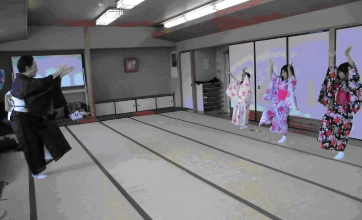 今日の練習では、童謡「春よ来い」・「大国様」・「牛若丸」・「おてもやん」・「七夕様」、<br>そして本格的な日本舞踊「藤娘」をおさらいしました。<br><br>