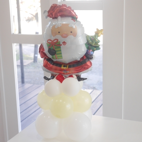 クリスマスパーティーにサンタさんバルーンを飾り付け「サンタさんバルーンにゴム風船で土台を作ってみました！雪の上に立ってるみたい♪ 出雲市姫原 バルーン おむつケーキ 誕生日 飾り付け」