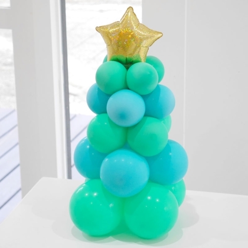 バルーンアートで作ったクリスマスツリー「【クリスマス特別企画】バルーンでクリスマスツリーを作るワークショップを開催します！ 出雲市姫原 バルーン おむつケーキ 誕生日 飾り付け」