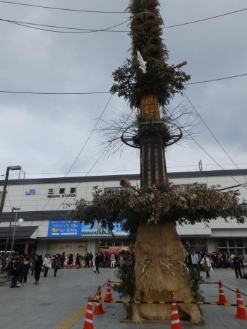 三原駅前の名物、とんど