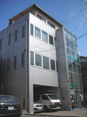 上丸子八幡町のガラス張りのモダンな建物が事務所です