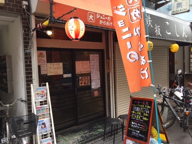 オープン当初から、あまり変わらないこじんまりとした店構えです。<br>店内もカウンター１０席のみです。