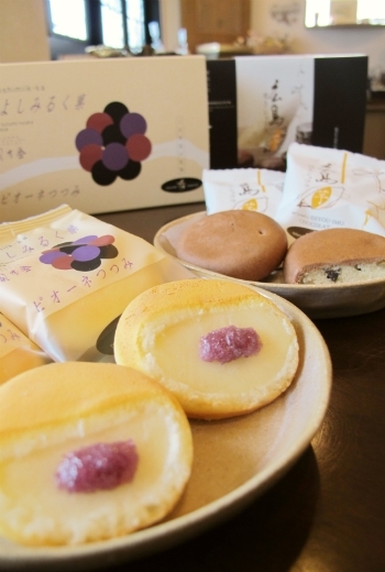みよしみるく菓 ピオーネ包み（手前）、広島芋焼きショコラ（奥）「風季舎 東酒屋店」