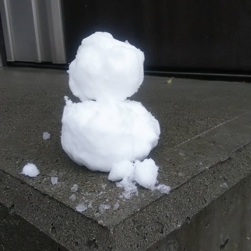 雪だるまを作ってくれました「今年の歪みは今年のうちに♡」