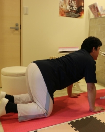 トレーニングその3．背中のストレッチ（キャットストレッチ）・・背中の筋肉と大胸筋・腹筋を延ばす。
