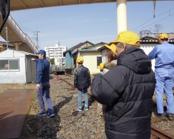 昔は貨物輸送が主力だったため沢山の荷物がホームにも積まれました。第二次大戦中は、軍需資材や食料品・酒類などが運ばれました。