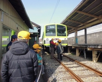 わぉ！　近い！　電車の下をのぞきこんだり、家族で写真を撮ったり、大人も子供も興味津々。