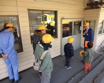 ここは駅舎。ドアには「駅長室」と書かれていました。<br>電車の運行状況が目で見られるシステムや切符の発券機の裏側など見たことのないものがたくさん！