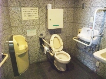 だれでもトイレ内部「御苑前公衆便所」