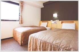ベッドなど家具やアメニティを一新した客室「尼崎セントラルホテル」