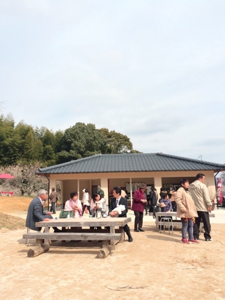 「梅の花餅」を楽しむ観光客